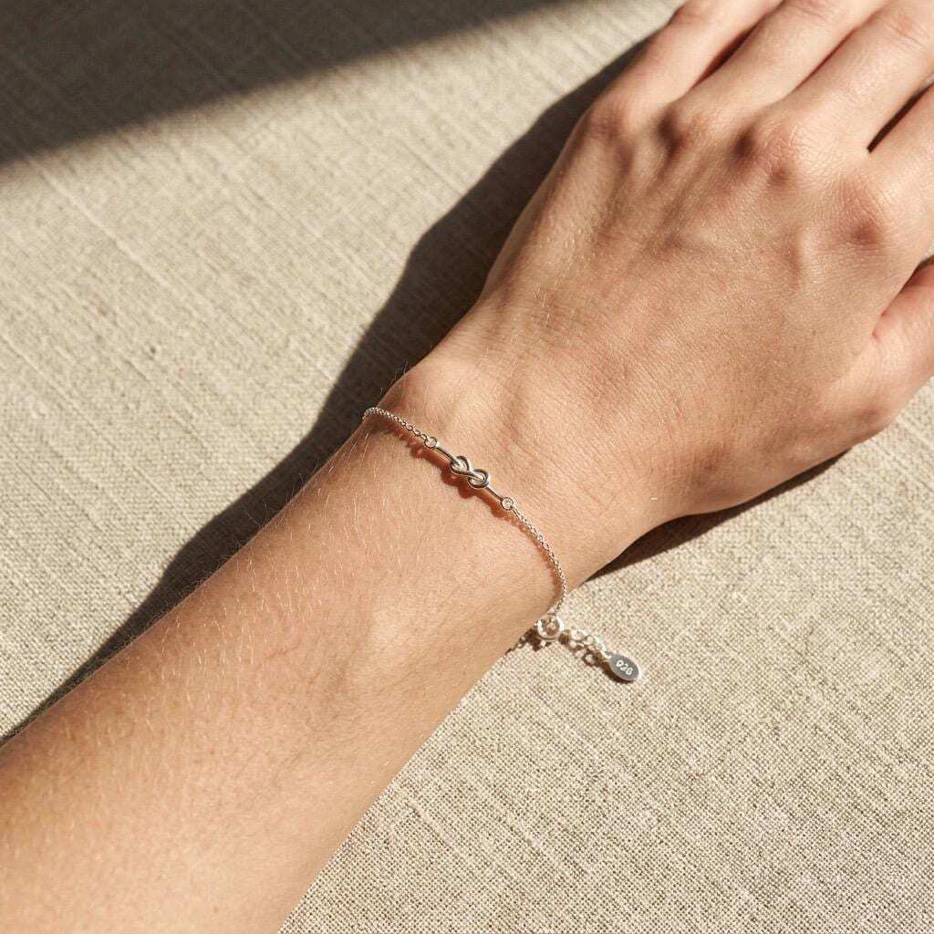 Sterling Silver Friendship Knot bracelet, Gift for Bridesmaid, Tiny Minimalist Jewellery